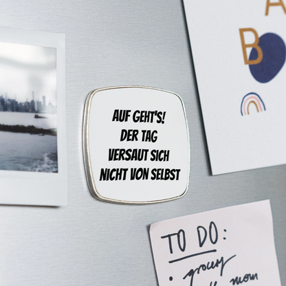 Kühlschrankmagnet "Auf geht's! Der Tag versaut sich nicht von selbst" - Weiß