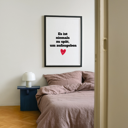Gerahmtes Poster (49 × 69 cm) "Es ist niemals zu spät, um aufzugeben" - Schwarz