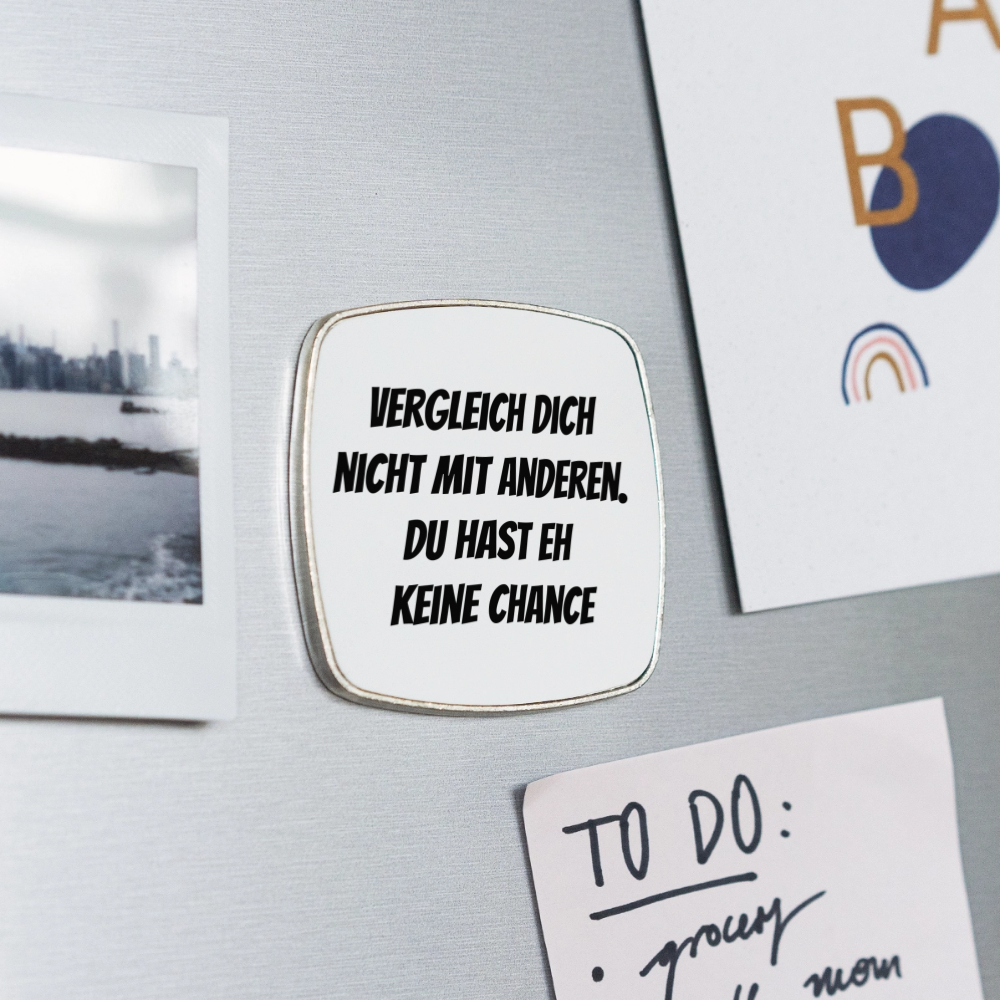 Kühlschrankmagnet "Vergleich dich nicht mit anderen, du hast eh keine Chance" - Weiß